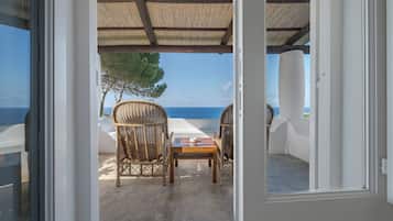 Habitación superior, Terraza, vista al mar | Wifi gratis