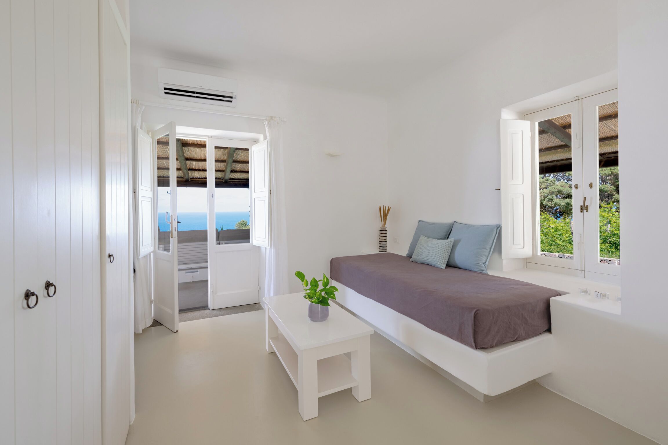 Panoramic-Suite, Meerblick | Wohnbereich | Fernseher