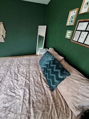 Iron/ironing board, WiFi, bed sheets