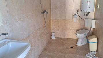 Douche, sĂšche-cheveux, serviettes fournies, savon