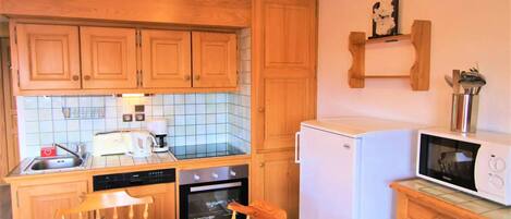 Fridge, microwave, dishwasher, coffee/tea maker