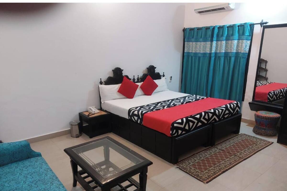 Escritorio, wifi gratis y ropa de cama