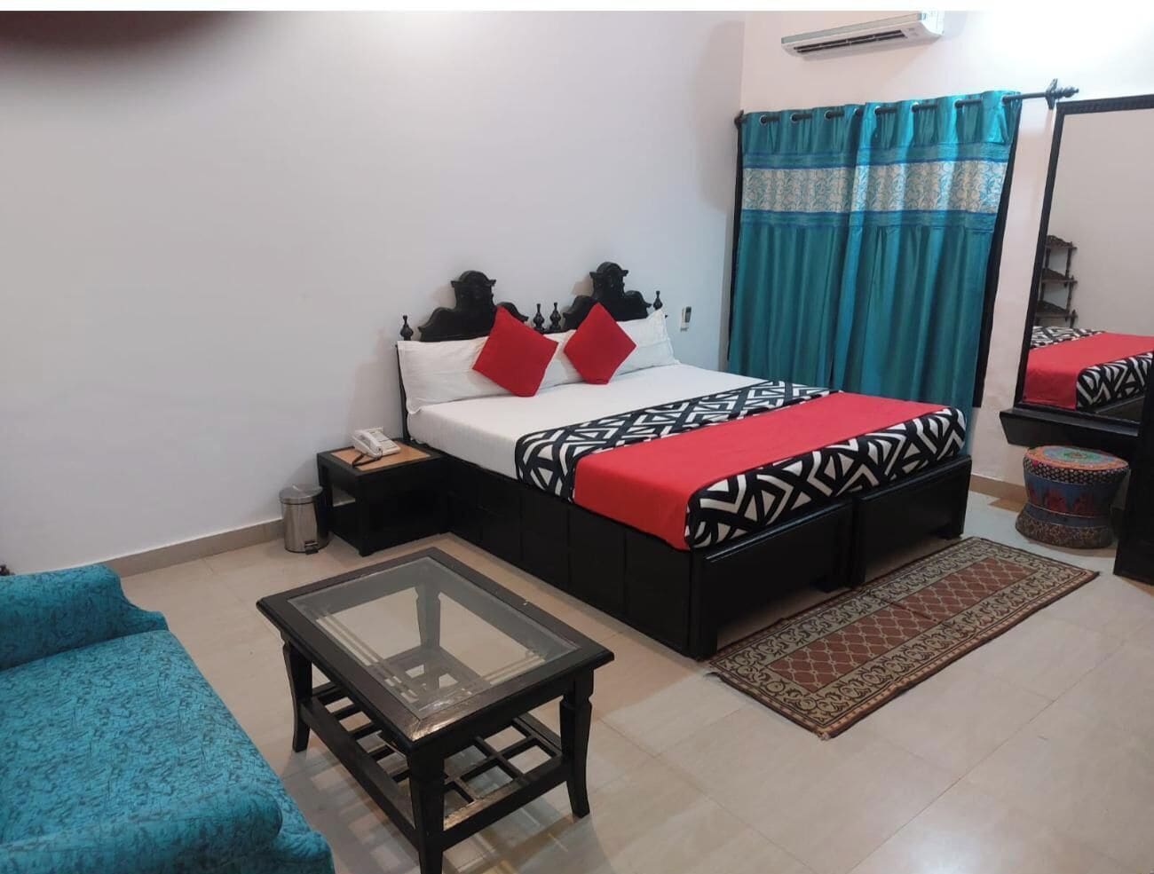 办公桌、免费 WiFi、床单