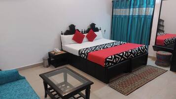 Escritorio, wifi gratis y ropa de cama