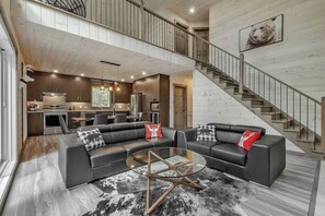 تلفزيون، مدفأة، مكتب