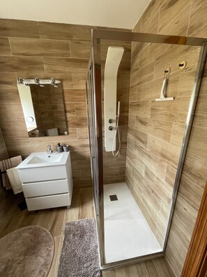 Haartrockner, Handtücher, Seife, Toilettenpapier