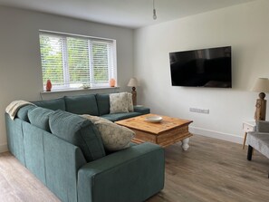 TV - Romantic Escape with Hot Tub (pets welcome) in the Norfolk Broads, near beaches. (Rollesby)