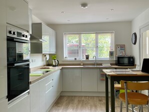 Microondas, horno, placa de cocina, lavavajillas