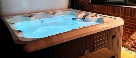 Bañera de hidromasaje al aire libre