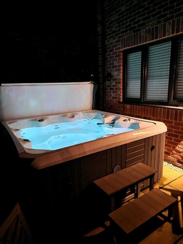 Romantic Escape with Hot Tub (pets welcome) in the Norfolk Broads, near beaches.