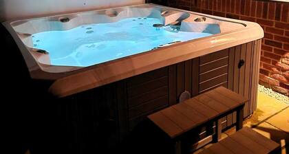 Romantic Escape with Hot Tub (pets welcome) in the Norfolk Broads, near beaches.