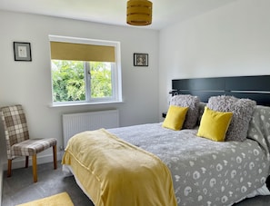 1 bedroom, iron/ironing board, WiFi, bed sheets - Romantic Escape with Hot Tub (pets welcome) in the Norfolk Broads, near beaches. (Rollesby)