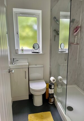 Shower, hair dryer, towels, soap - Romantic Escape with Hot Tub (pets welcome) in the Norfolk Broads, near beaches. (Rollesby)
