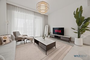 Standaard appartement, uitzicht op de stad | Woonruimte | Een 55-inch smart-tv met digitale zenders, Netflix en streamingdiensten