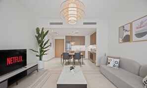 Appartement Standard, vue sur la ville | Aire de séjour | Téléviseur connecté de 55 po avec télévision numérique, Netflix