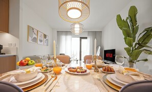 Standaard appartement, uitzicht op de stad | Dineren op de kamer
