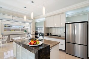 Fridge, microwave, oven, stovetop - Casa al Mare - Central Busselton (West Busselton)