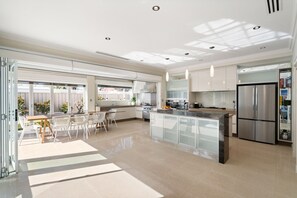 Fridge, microwave, oven, stovetop - Casa al Mare - Central Busselton (West Busselton)