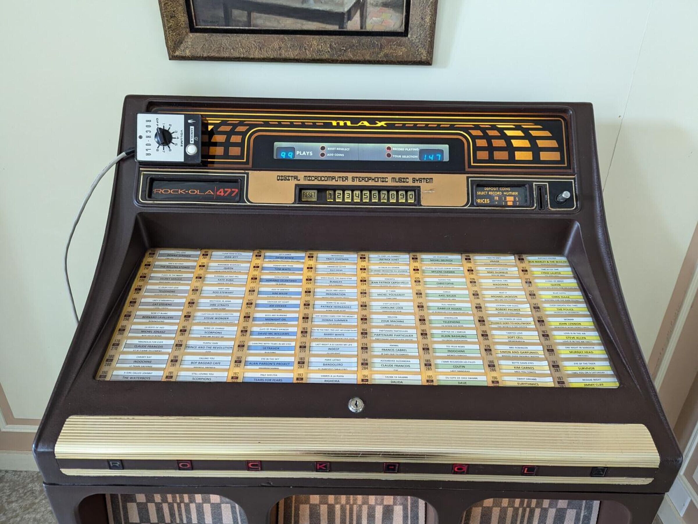 Eine Jukebox mit digitalem Display und einer Auswahl an Schallplatten.