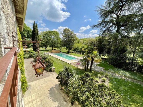Large house with private pool, wifi, pets allowed for 15 guests.