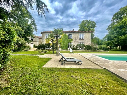 Large family house with heated pool, wifi and parking in Pranzac