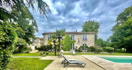 Large family house with heated pool, wifi and parking in Pranzac