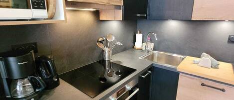 ثلاجة، ميكروويف، غسالة أطباق