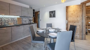 Une cuisine moderne avec un coin repas.