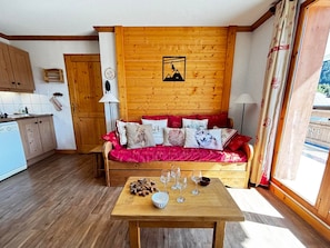 TV - Village center apartment with pool and terrace (Notre-Dame-de-Bellecombe)