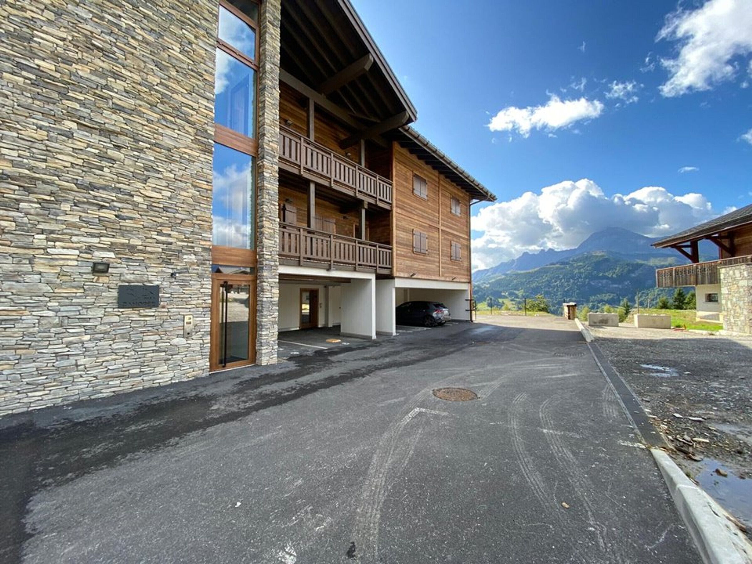 Un bâtiment doté d’une façade en pierre et d’un balcon en bois.