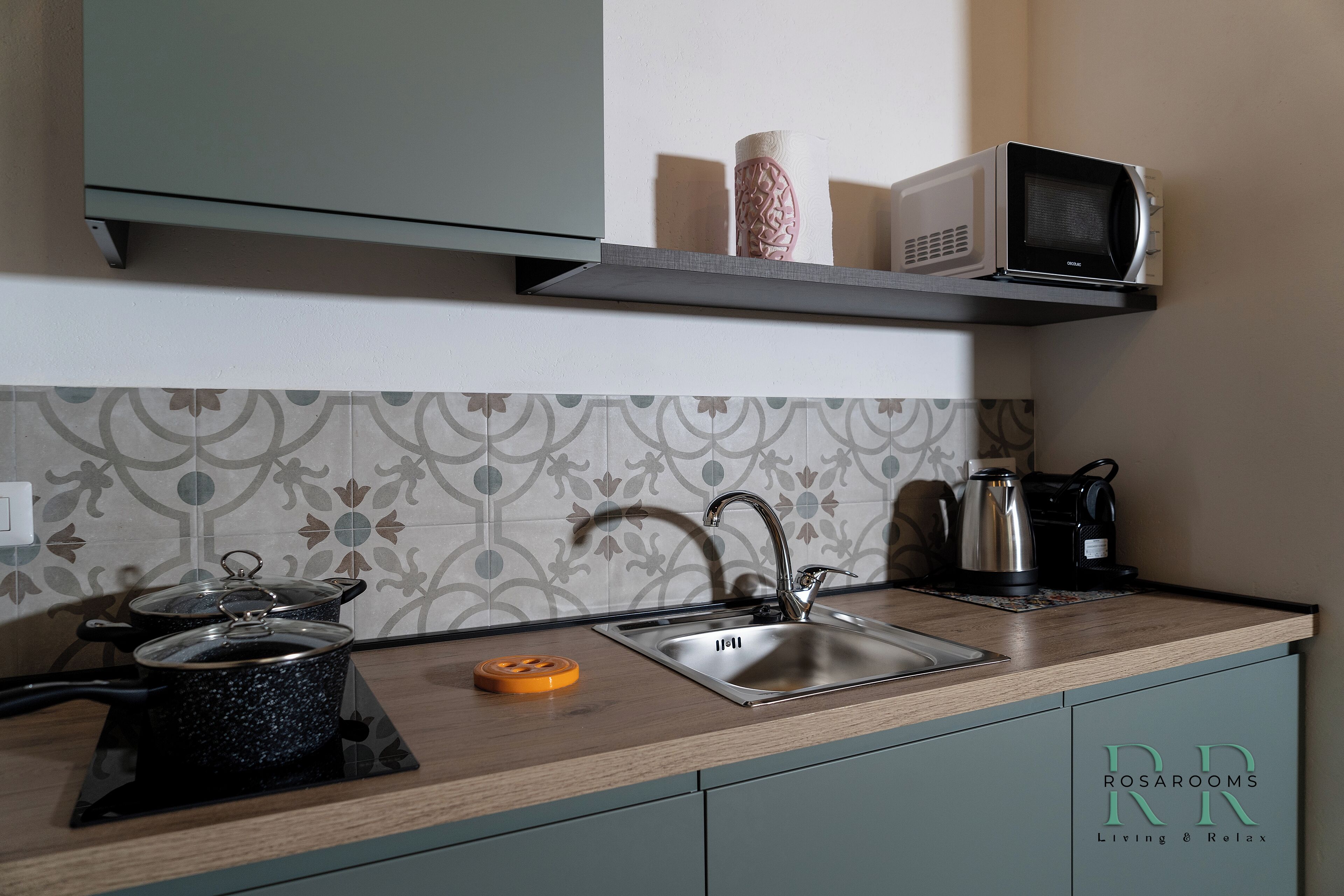 Réfrigérateur, micro-ondes, plaque de cuisson, cafetière/bouilloire