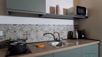 Réfrigérateur, micro-ondes, plaque de cuisson, cafetiÚre/bouilloire