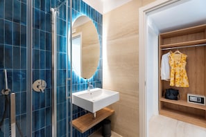 Comfort Triple Room, Balcony | Bathroom | Shower, hair dryer, towels, soap