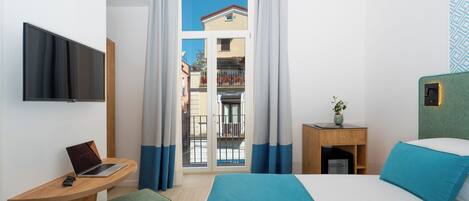 Habitación Confort con 1 cama matrimonial o 2 individuales, balcón, vista a la ciudad | Escritorio y wifi gratis