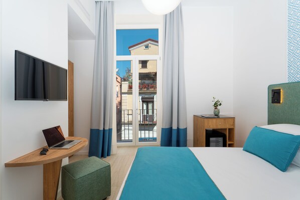 Phòng đôi hoặc 2 giường đơn tiện nghi đơn giản, ban công, quang cảnh thành phố | Bàn, truy cập Internet không dây miễn phí 