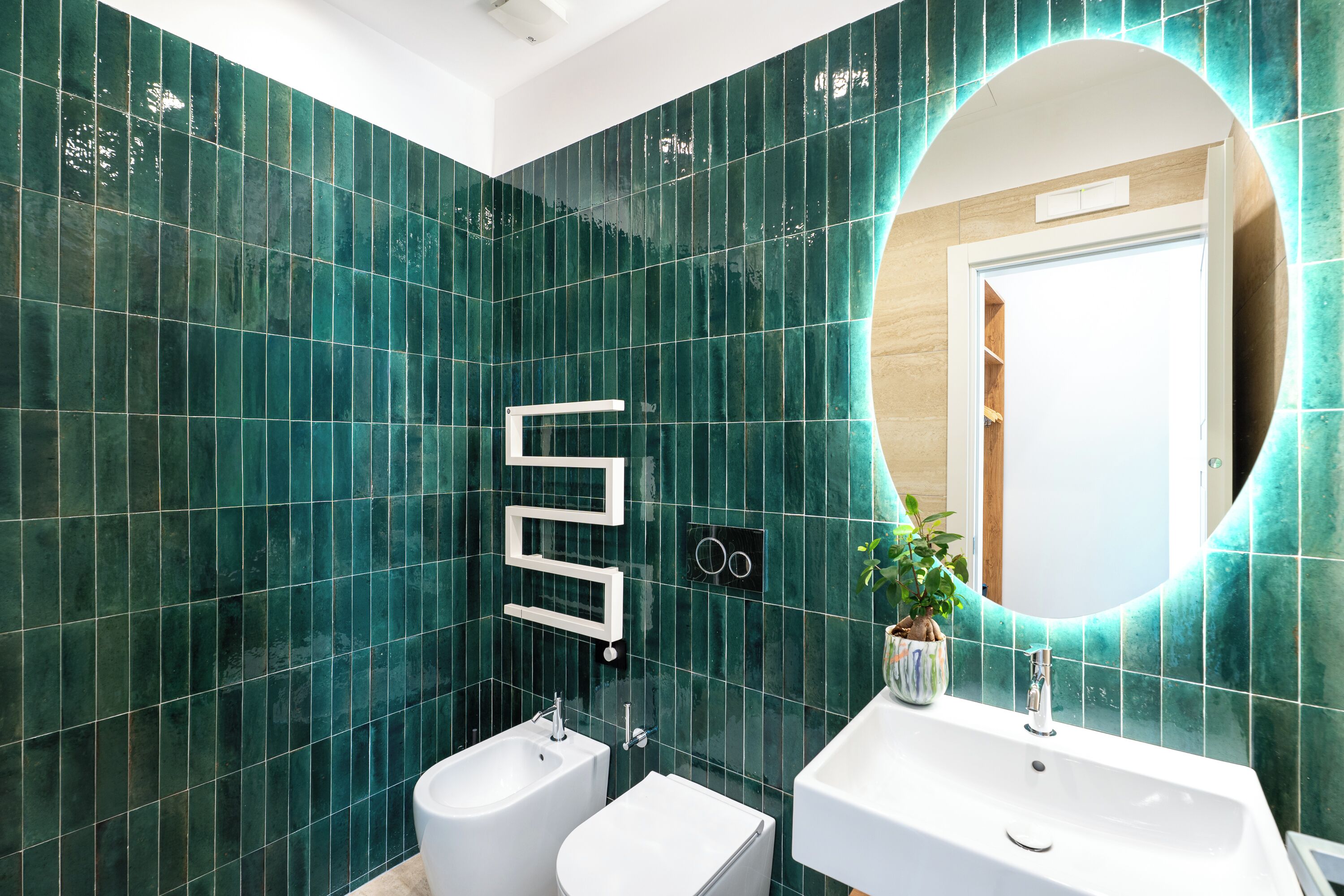 Deluxe tweepersoonskamer, balkon, uitzicht op stad | Badkamer | Een douche, een haardroger, handdoeken, zeep