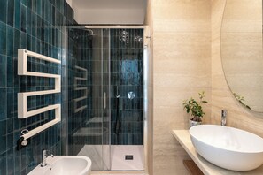 Chambre Confort Double ou avec lits jumeaux, balcon, vue ville | Salle de bain | Douche, sèche-cheveux, serviettes fournies, savon