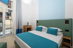 Phòng đôi hoặc 2 giường đơn tiện nghi đơn giản, ban công, quang cảnh thành phố | Bàn, truy cập Internet không dây miễn phí 