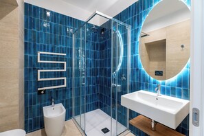 Phòng 3 tiện nghi đơn giản, ban công | Phòng tắm | Buồng tắm vòi sen, máy sấy tóc, khăn tắm, xà phòng 