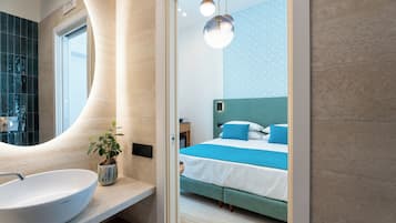Comfort-Doppel- oder -Zweibettzimmer, Balkon, Stadtblick | Badezimmer | Dusche, Haartrockner, Handtücher, Seife