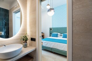 Phòng đôi hoặc 2 giường đơn tiện nghi đơn giản, ban công, quang cảnh thành phố | Phòng tắm | Buồng tắm vòi sen, máy sấy tóc, khăn tắm, xà phòng 