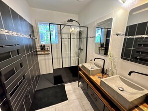 シャワー、ヘアドラ  イヤー、タオル、石鹸