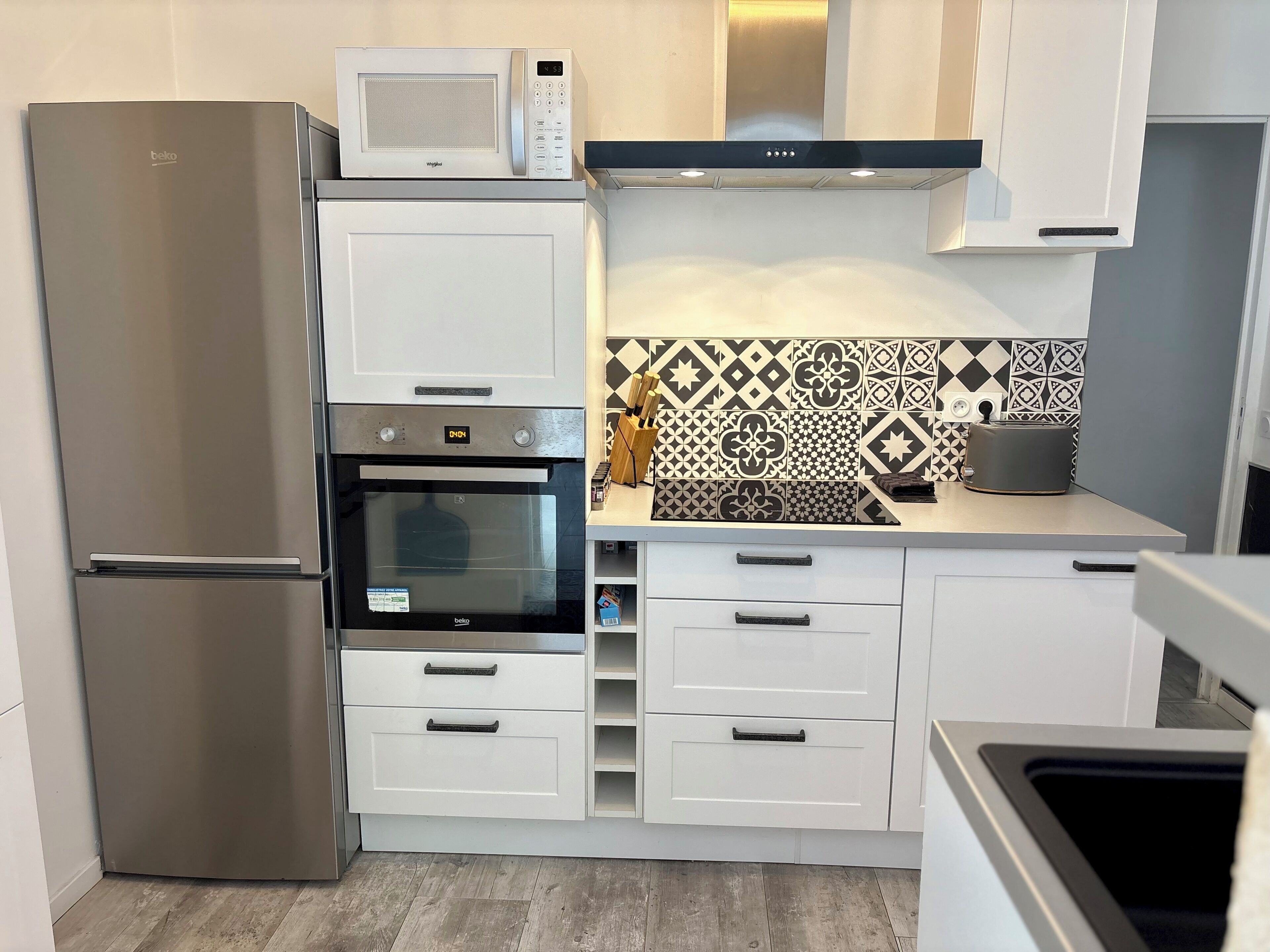 Réfrigérateur, micro-ondes, four, plaque de cuisson