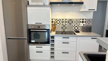 Réfrigérateur, micro-ondes, four, plaque de cuisson