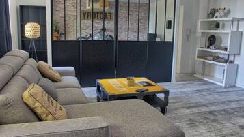 Smart TV, reproductor de DVD, libros, biblioteca de música