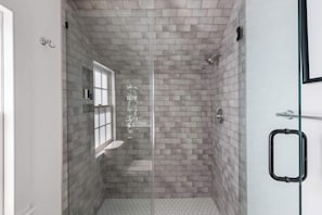 Ducha, secador de pelo y toallas