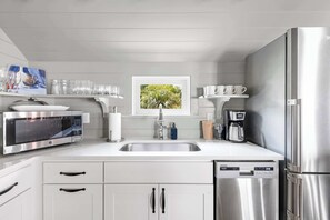 冷蔵庫、電子レンジ、オーブン、コンロ