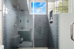 Douche, séchoir à cheveux, serviettes fournies