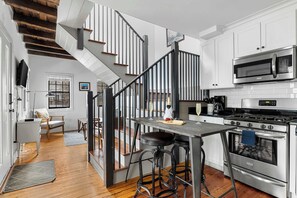 Fridge, microwave, oven, stovetop - The Copper | 1 Block to King, Bright + Modern (Charleston)