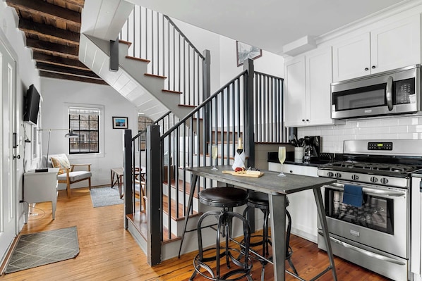 Fridge, microwave, oven, stovetop - The Copper | 1 Block to King, Bright + Modern (Charleston)